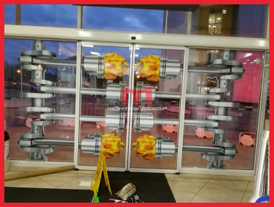 Накатка пленки с плоттерной резки на двери ТЦ