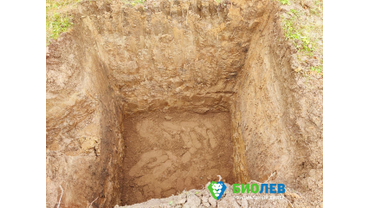 Песчаная подушка готова, можно спускать септик