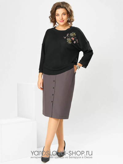 Женский 2-х предметный костюм, состоящий из  черного джемпера и юбки серого цвета