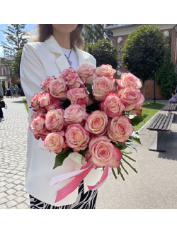 Букет бело-розовых роз