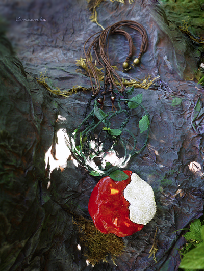 Яблочко Белоснежки. Комплект украшений в стиле фэнтези (необычные серьги и кулон-колье с яблоком)