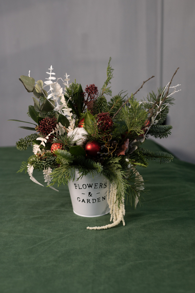 Новогодняя композиция в метталическом кашпо.