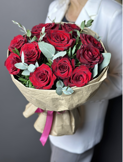 Букет из 11 красных ароматных роз с эвкалиптом