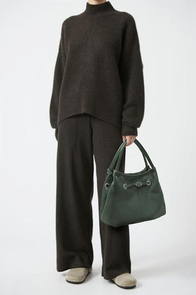 (АРТИКУЛ: 9823/8) СУМКА-МЕШОК ЖЕНСКАЯ, СРЕДНЕГО РАЗМЕРА, НАТУРАЛЬНАЯ КОЖА, ТЕМНО-ЗЕЛЕНАЯ, РУЧКИ И РЕМЕНЬ ЧЕРЕЗ ПЛЕЧО