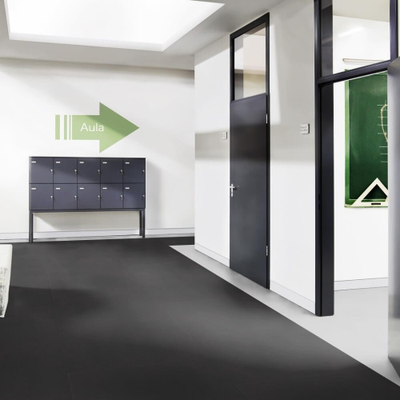 Виниловый пол Wineo 800 Tile XL Solid Black DB00103-2 в интерьере офисного здания