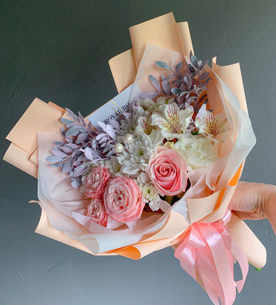 Очаровательный букет с пионовидной розой