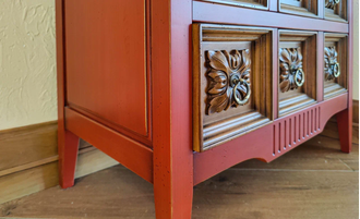 Комод 9 выдвижных ящиков с декором цветы.