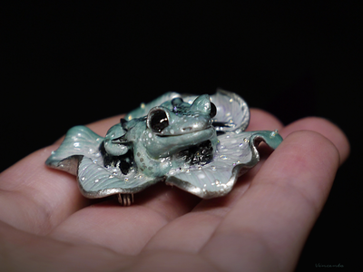 Мини-брошь с лягушкой "Принцесса весеннего леса" (4 см)