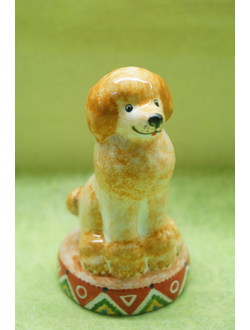 Пудель на тумбе