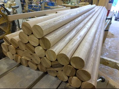 Круглый поручень из дуба, диаметр 50 мм (цельноламельный)