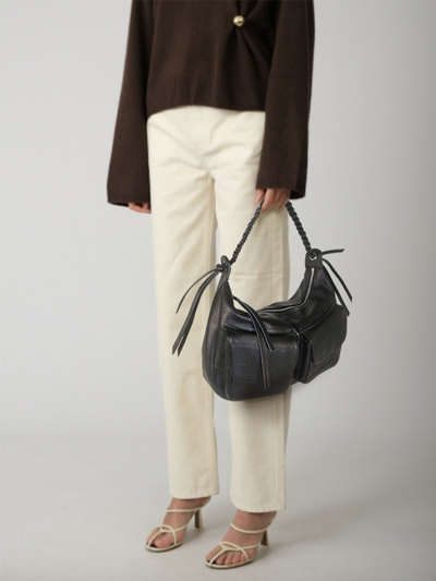 (АРТИКУЛ: 10130/1/5) СУМКА СРЕДНЕГО РАЗМЕРА, НАТУРАЛЬНАЯ КОЖА, ЧЕРНАЯ, С НАКЛАДНЫМИ КАРМАНАМИ, РУЧКА ЧЕРЕЗ ПЛЕЧО