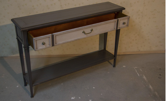 Широкая консоль с 3 ящиками на прямых ножках.