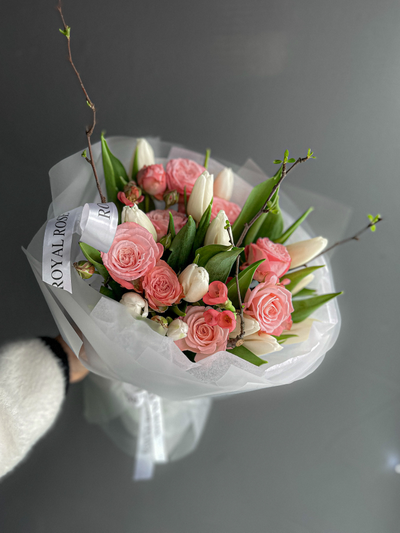 Букет «SPRING PEONY ROSE» из пион-ых роз и тюльпанов