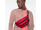 Мужчина с сумкой Eastpak Doggy Sailor Red