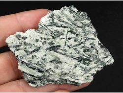 Актинолит в белом тальке, необработанный, дикий образец, Россия, Северный Кавказ, КЧР (71*52*15 мм, 56 г) №37769