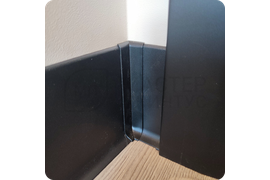 Премиальное качество черного алюминиевого плинтуса ПЛ 100 с элегантным муаровым покрытием для стильного оформления помещения.