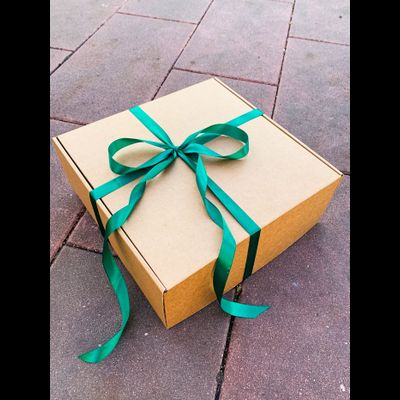 2 штуки - Подарочная коробка с наполнителем КРАФТ и зеленой лентой (32x32x12 см)