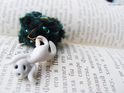 "Волшебный Кодама" - миниатюрная брошь в стиле Миядзаки