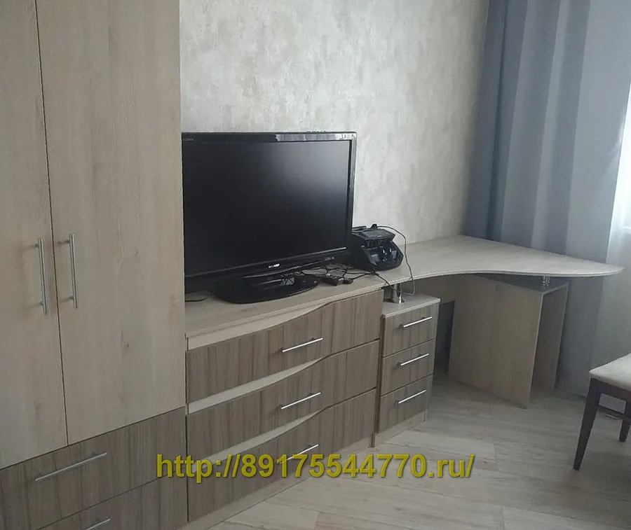 008 Шкаф с распашными дверьми, стол и тумба.
Фасады и корпус лдсп Egger:
H3090 Древесина Шорвуд ST22,
H3430 Сосна Аланд белая ST22
*Все ящики с доводчиками