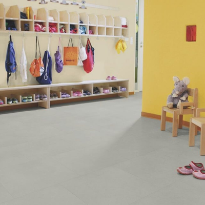 Виниловый пол Wineo 800 Tile XXL Solid Light DB00101-1 в интерьере детского учреждения
