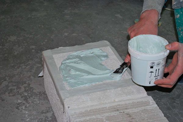 нанесение смеси на место монтажа тумбы