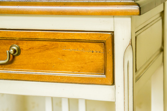 Тумба прикроватная с выдвижным ящиком и полкой.