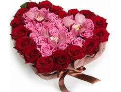 Яркое сердце из 35 роз, цимбидиумов и зелени