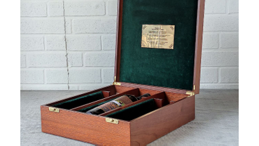 3031 Премиальный подарочный футляр из дерева для трёх бутылок вина. Шпон красного дерева.