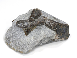 Ставролит, сросток кристаллов "косой крест" на сланце, Россия, Кольский п-ов (55*30*29 мм, 56 г) №26075