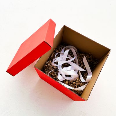 Красная подарочная коробка GILEV 30х30х30см с белой лентой и наполнителем