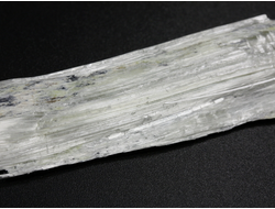 Брусит (немалит) светло-зеленый, волокнистый брусит, коллекционный образец, Россия, КЧР, Урупский район, м-ние Мощевая балка (86*17*5 мм, 10 г) №29694