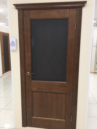Дверь из массива ольхи остекленная "Элегия - 2 античный орех"
