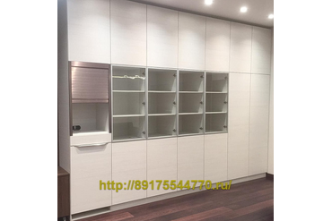 003 Шкаф в офисе.
Фасады:
- ЛДСП Egger H3433 Сосна Аланд полярная, структура ST22
- Алюминиевый профиль узкий со стеклом.
- Мебельные жалюзи (Италия)