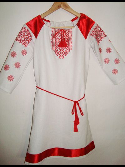 Льняное платье со вставками и лентой по подолу для девочки. Орнамент «Купальский узор».