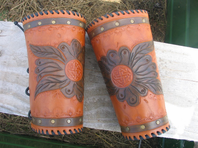 Комплект - наруч с ножом и пара к нему без ножа.