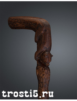 медведь вырезанный из дерева лезет по шафту трости резная трость