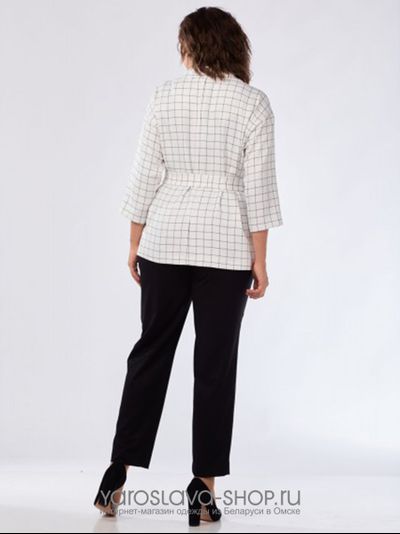 Брючный костюм: черные классические брюки и белый жакет в клетку