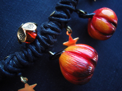 "Круглые тыковки, звонкие звёздочки", короткое колье на плетёном шнуре