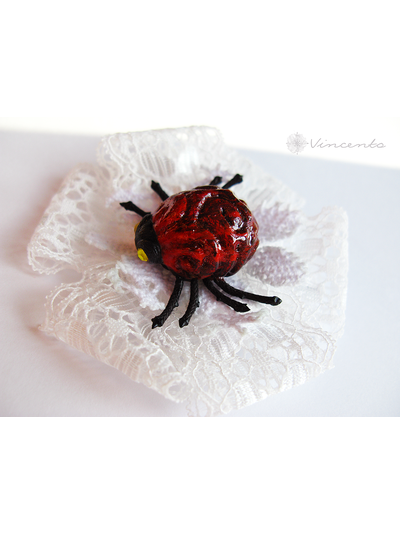 Необычная брошь с кружевом и жуком - "Хранитель"