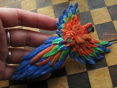 Ара, настоящий попугай. Брошь с попугаем. Миниатюра из полимерной глины