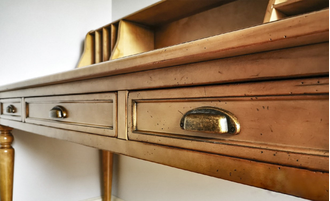 Письменный стол с надстройкой и 3 выдвижными ящиками под столешницей.