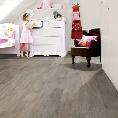 Виниловый пол Wineo 800 Wood Balearic Wild Oak DLC00078 в интерьере детской комнаты