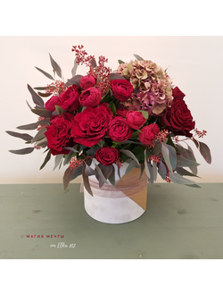 Шляпная коробка с цветами в цвете Марсала