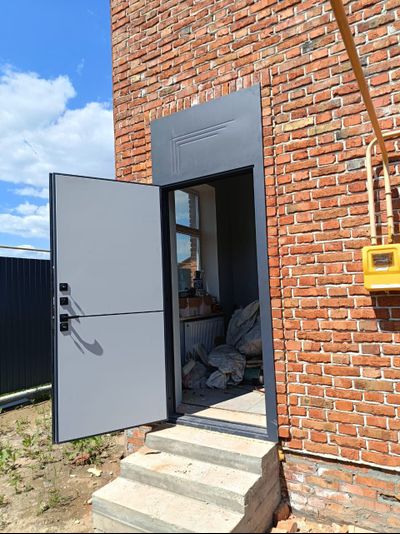 ЙОШКАР-ОЛА. АНТАРЕС. СТАЛЬ 2 мм. ТЕХНО СТРОНГ 115/ 129. МУАР СЕРЫЙ (Ral 7024)/ РОВНАЯ СЕРАЯ с ЧЕРНЫМ ГОРИЗОНТАЛЬНЫМ МОЛДИНГОМ