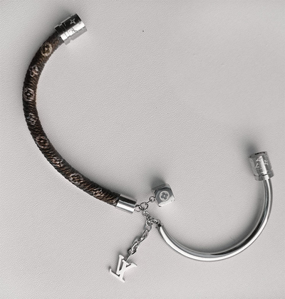 (АРТИКУЛ: 9658/83) БРАСЛЕТ ЖЕНСКИЙ, НЕРЖАВЕЮЩАЯ СТАЛЬ/ИСКУССТВЕННАЯ КОЖА, С ПОДВЕСКАМИ, НА МАГНИТЕ