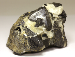 Магнетит, сросток кристаллов, Мурманская обл., Ковдор (55*42*43 мм, 177 г) №8366