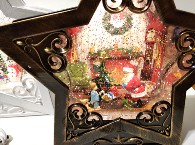 Новогодний музыкальный  светильник "ЗВЕЗДА" c LED подсветкой и поддувкой снега, 26,5*25*7 см, ТИП: Дед Мороз дарит подарок/Снеговики