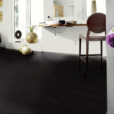 Биополы PURLINE Wineo 1500 wood XS Pure Black PL194C в интерьере ванной