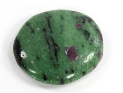 Корунд красный (светится в УФ) в цоизите, полировка плоская, Танзания (38*34*9 мм, 25 г) №35657