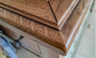 Остров на кухню с дубовой столешницей и 11 ящиками.